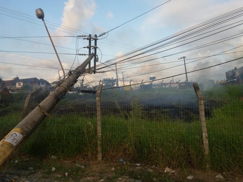 Após colisão, queda de poste provoca incêndio em vegetação