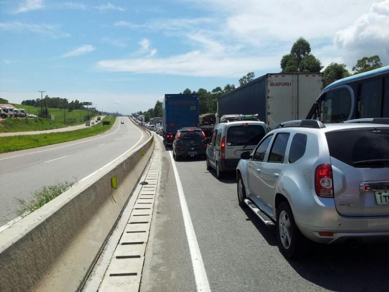 Oito quilômetros de fila aguardam os motoristas na BR-101