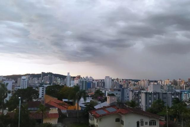 Outubro inicia com frio, céu nublado e possibilidade de chuva em Criciúma