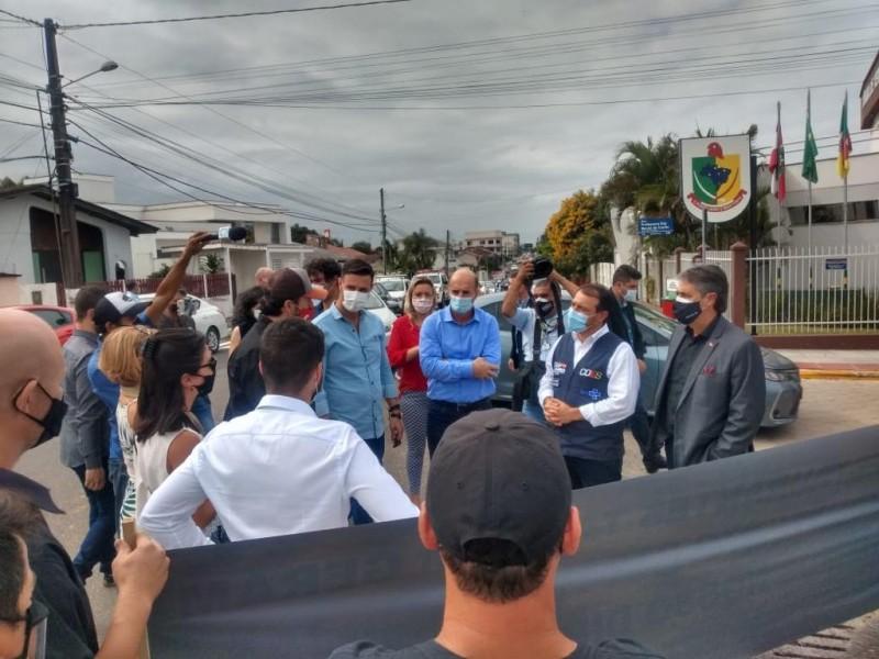Empresários do setor gastronômico fazem protesto durante visita do governador em Sombrio