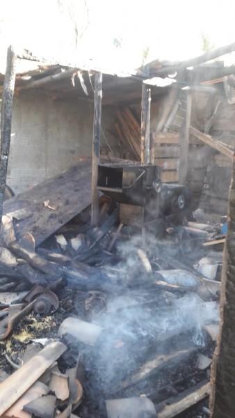 Paiol é atingido por incêndio em Cocal do Sul