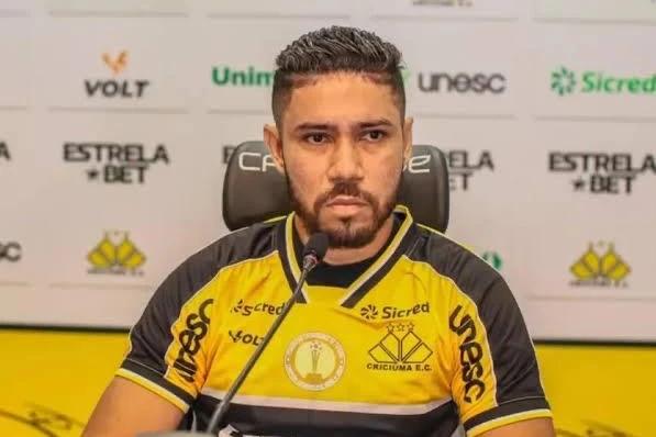 CRB faz investida por atacante do Criciúma