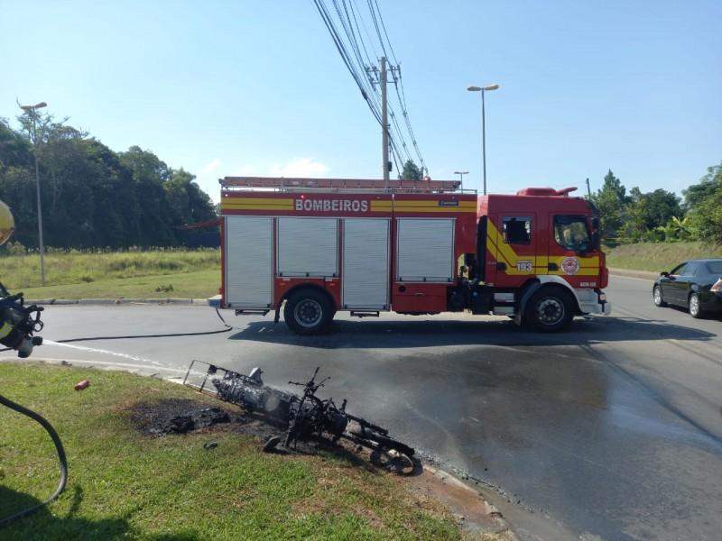 Motocicleta pega fogo após condutor cair na rodovia Jorge Lacerda em Criciúma