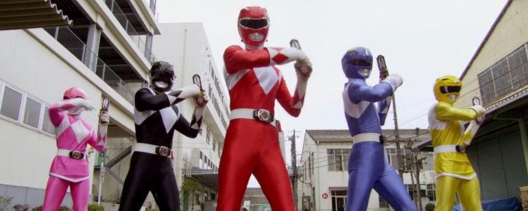 Power Rangers economiza nos efeitos, mas convence os fãs da saga