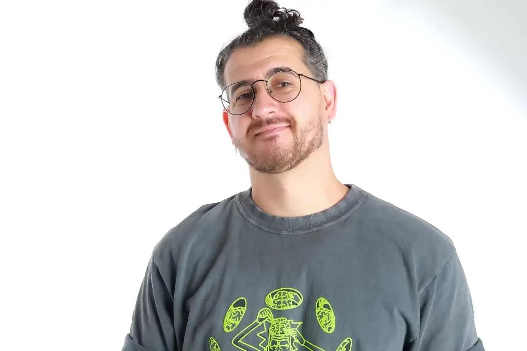 Comediante Afonso Padilha apresenta novo espetáculo de stand-up em Criciúma