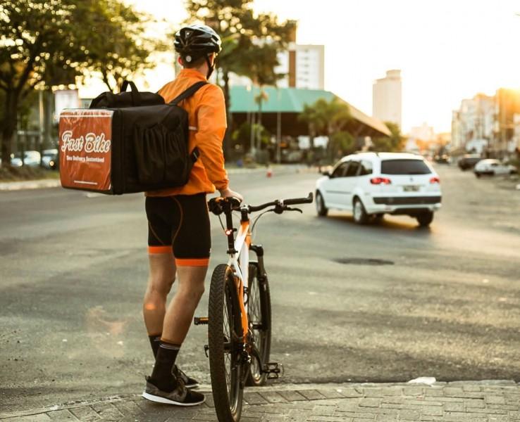 Do amor ao esporte, ciclista cria empresa com serviço de entregas com bicicleta