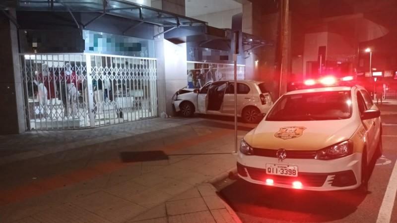 Condutora perde o controle do veículo e colide em pilar de centro comercial