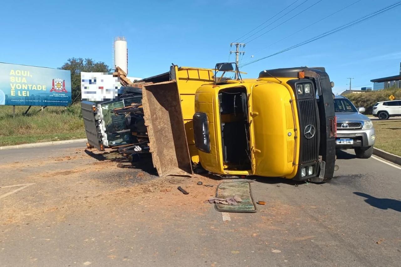 Carregado com retroescavadeira, caminhão tomba em rotatória de Criciúma