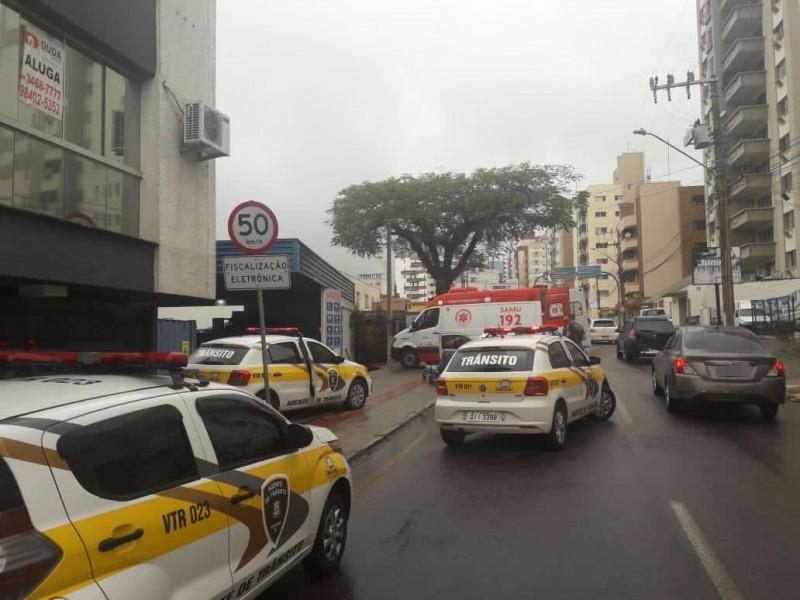 Jovem é socorrida por agentes de trânsito no Centro de Criciúma