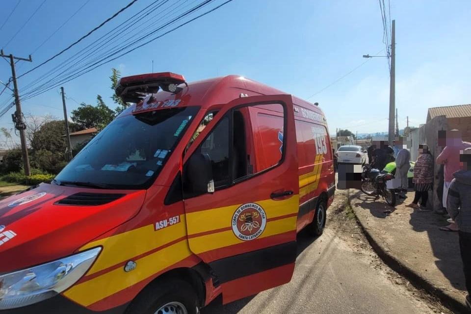 Motociclista fica ferido após colisão entre moto e caminhonete na SC-443