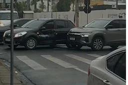 Colisão entre dois carros é registrada em cruzamento na área central de Criciúma