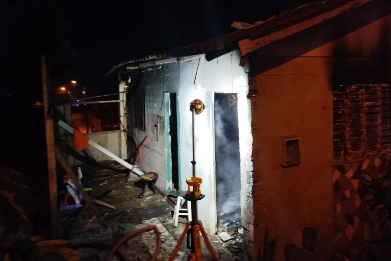 Residência é parcialmente destruída por incêndio em Turvo