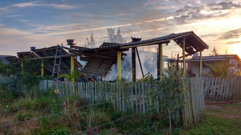 Incêndio destrói residência de madeira 