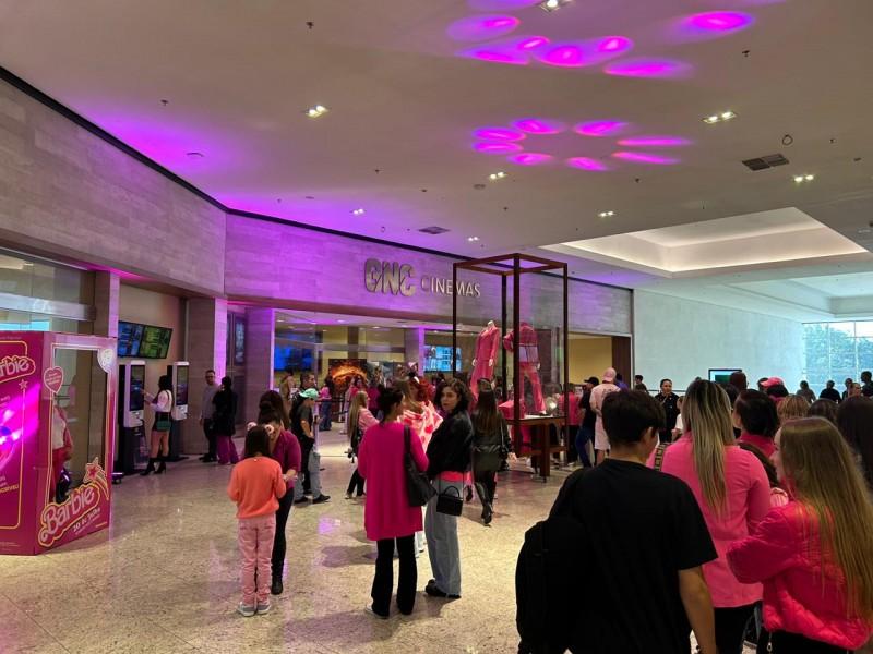 Muito rosa e nostalgia: fãs lotam salas de cinema em estreia de 'Barbie' em Criciúma