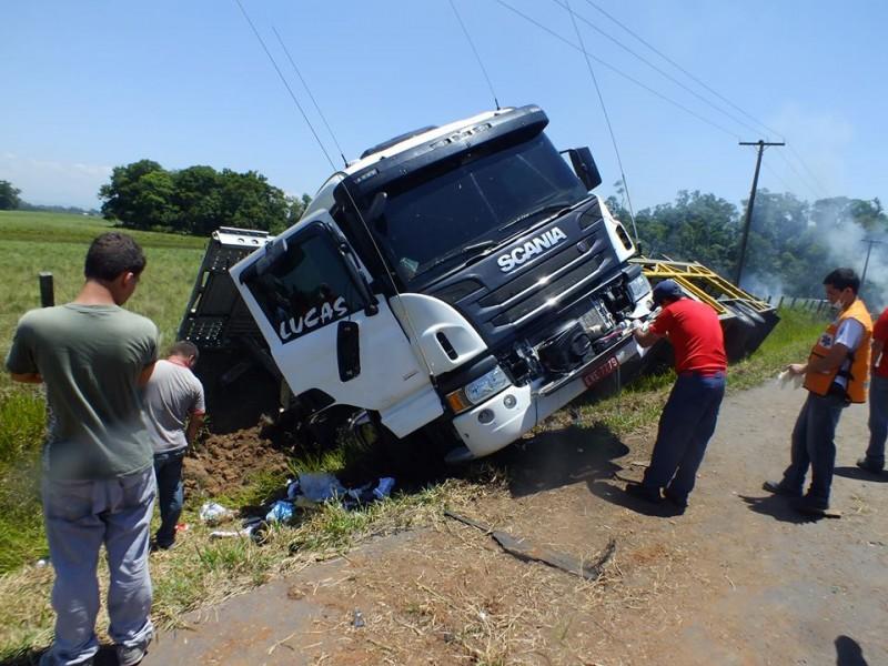 Motorista passa mal, tomba carreta na 101 e morre