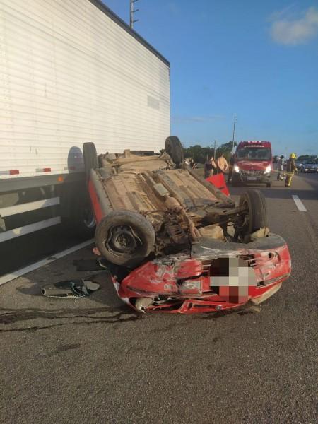 Colisão entre carro e caminhão deixa criança de 10 anos ferida na BR-101 em Jaguaruna