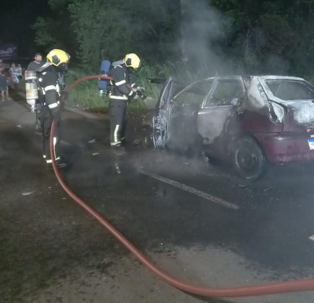 Carro é destruído por incêndio no bairro Laranjinha, em Criciúma