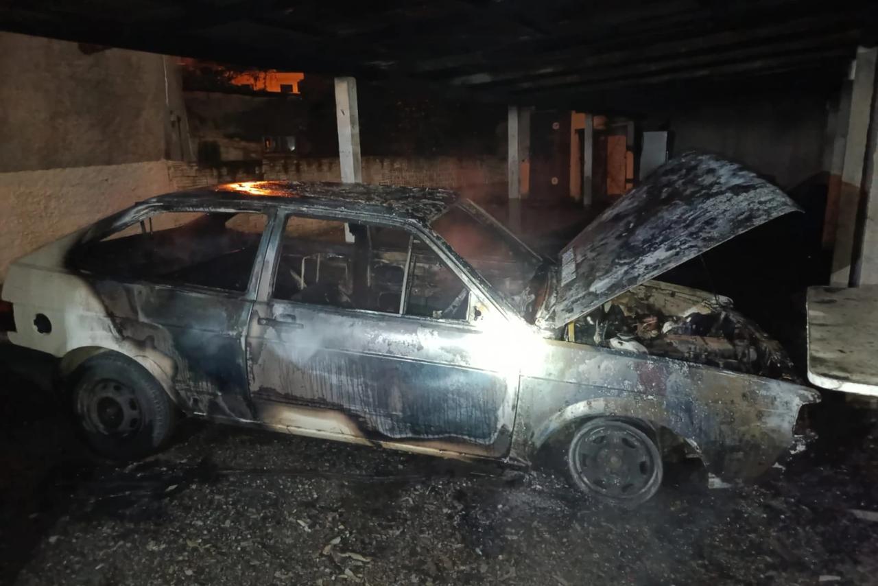 Carro é destruído após ser atingido por incêndio em Morro da Fumaça