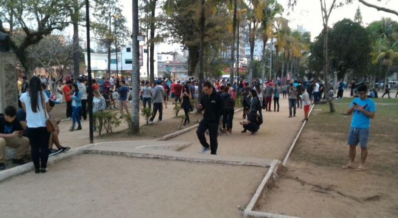 Domingo ensolarado de caça aos pokémons na Praça do Congresso