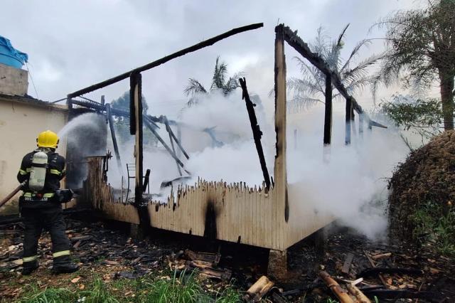 Casa de madeira e alvenaria é destruída por incêndio