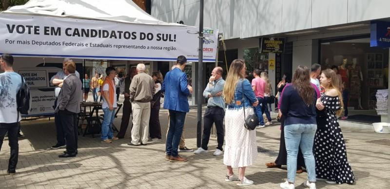 Na Praça Nereu Ramos, entidades reforçam campanha 'Vote em Candidatos do Sul'