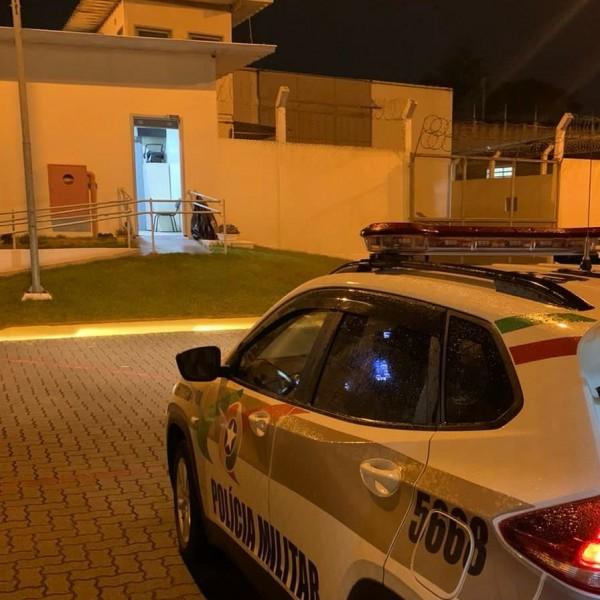 Jovem com mandado de prisão por tráfico de drogas é preso em Içara