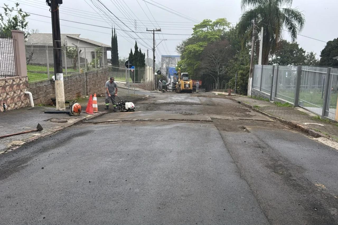 Vídeo: rua é interditada para pavimentação e exige atenção redobrada dos motoristas em Criciúma