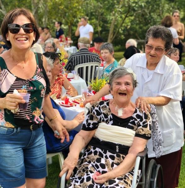 Idosos de instituições confraternizam em tarde festiva 