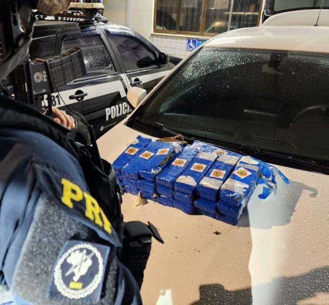 Biguaçu: motorista tenta fugir da PRF e descarta tabletes de maconha pela janela