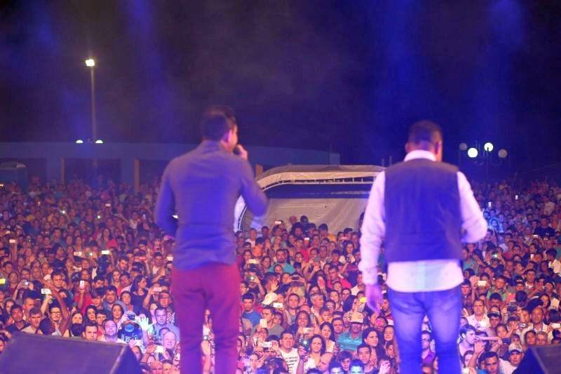Dupla Daniel & Samuel lota a Praça Central