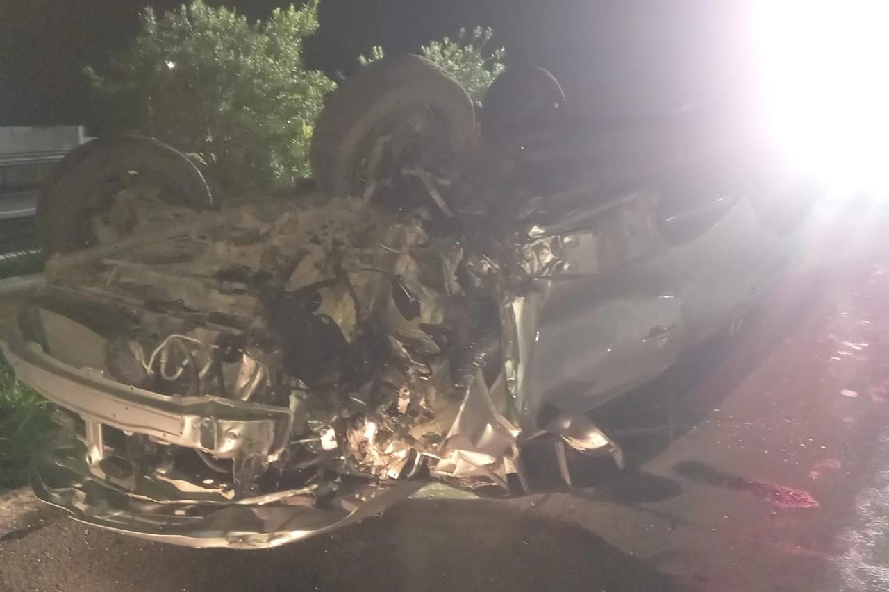 Três pessoas são levadas ao hospital após carro capotar em Criciúma