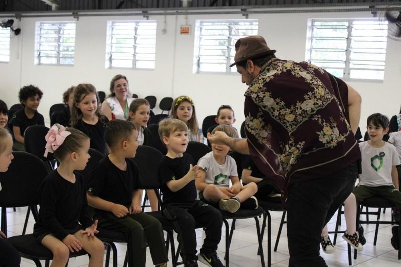 Crianças do Colégio Satc recebem visita de contador de histórias na Semana do Livro