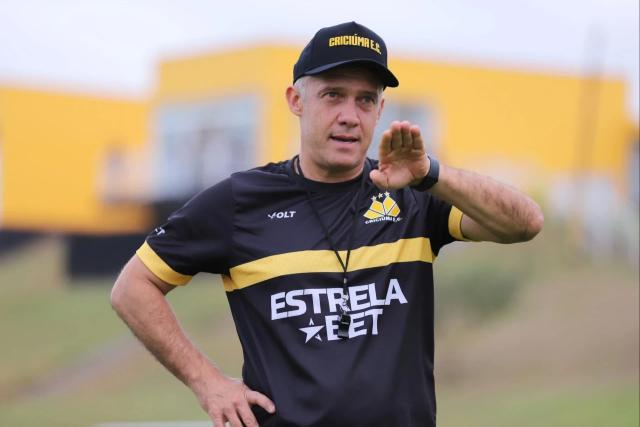 Eduardo Baptista nega saída do Criciúma e ida para clube da Série A