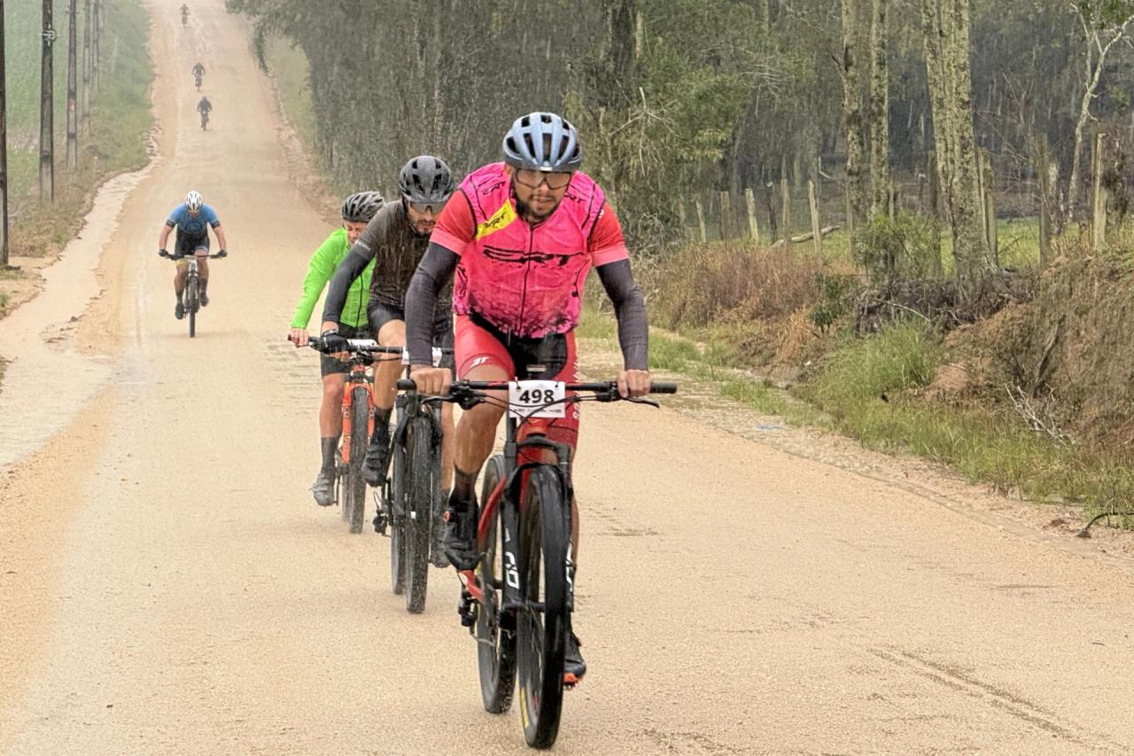 Morro da Fumaça: cicloturismo reúne atletas em manhã chuvosa de aventura