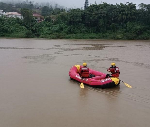 Moradores acionam bombeiros e relatam desaparecimento de homem no rio Tubarão em Pedras Grandes