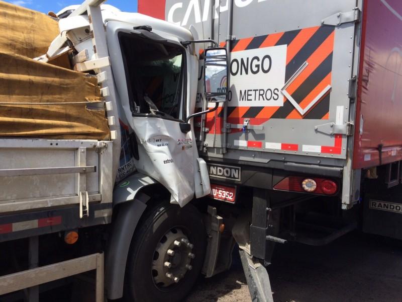 Fila em Sombrio provoca acidente com caminhão 