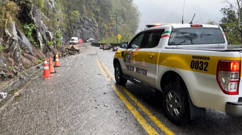 Queda de barreira deixa trânsito em meia pista na Serra do Rio do Rastro