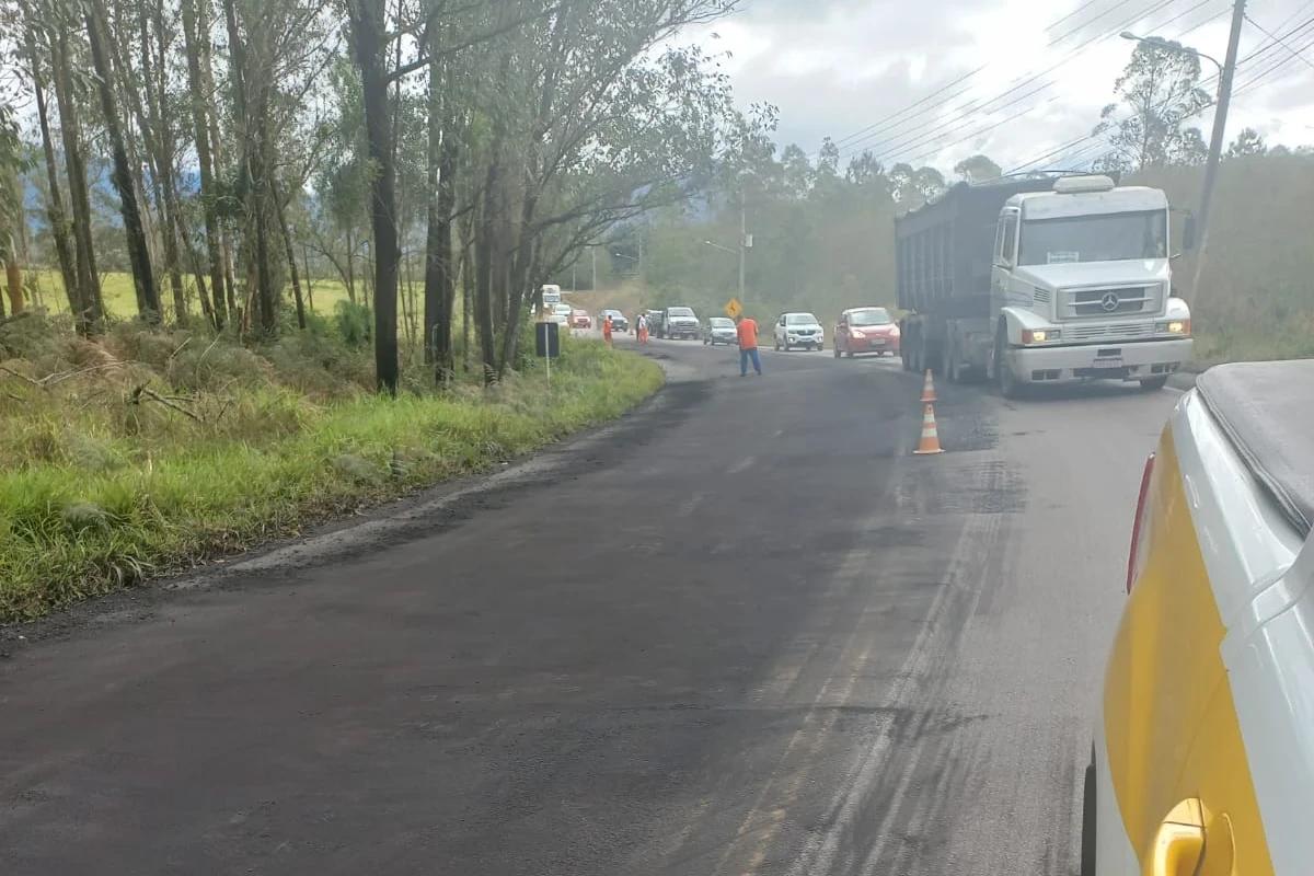SC-446 é parcialmente interditada após caminhão derrubar carvão sobre a via