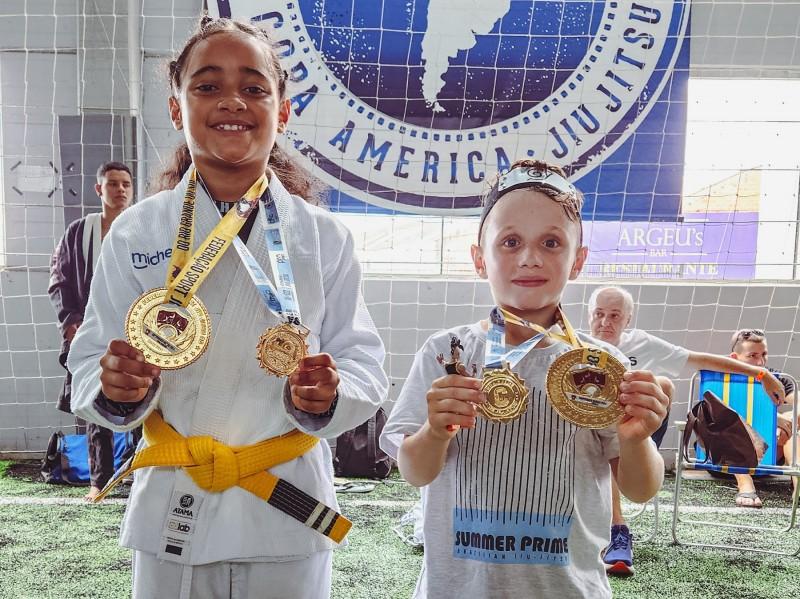 Projeto Amigos da Esperança, de Criciúma, conquista quatro ouros em campeonatos de jiu-jítsu no RS