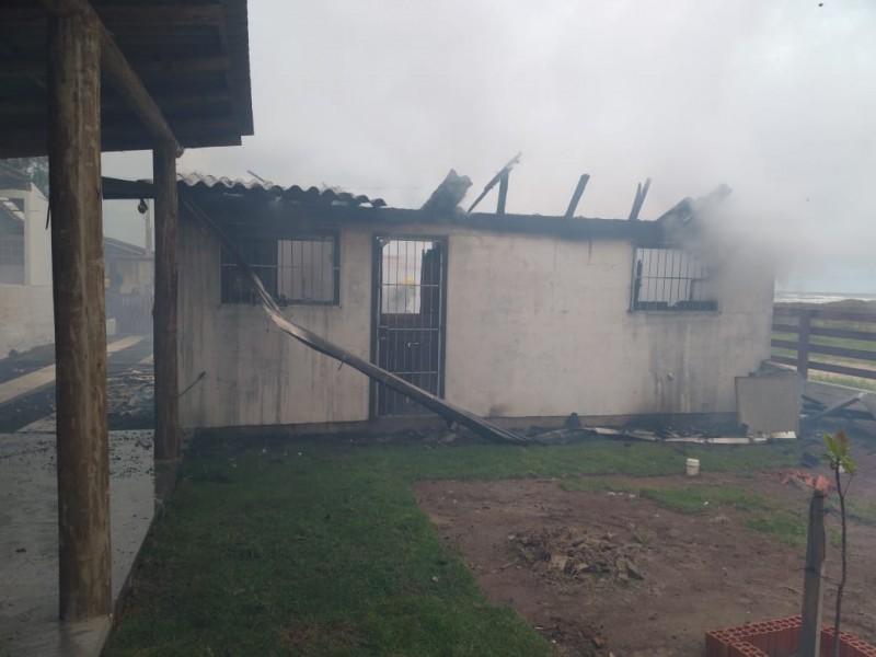 Bombeiros combatem incêndio em duas residências em Balneário Arroio do Silva 