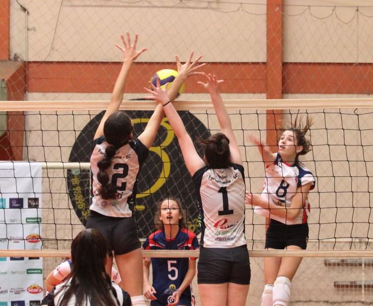 Jogando em casa, Forquilhinha conquista três vitórias no Campeonato Estadual de Vôlei