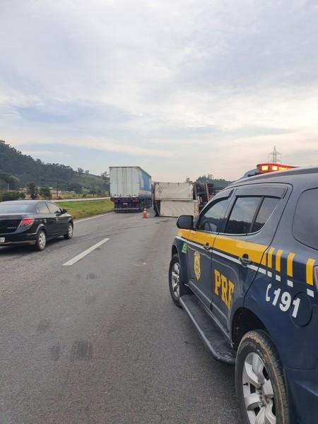 Tombamento de carreta deixa BR-101 parcialmente interditada em Paulo Lopes 