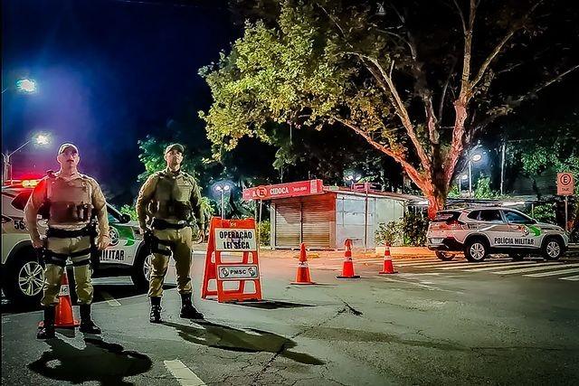 PM realiza Operação Lei Seca e 12 motoristas recusam teste do bafômetro em Tubarão 