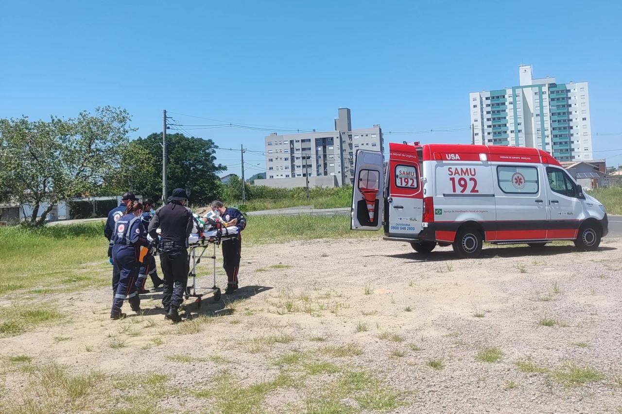 Idoso é encaminhado em estado grave ao hospital após cair de telhado