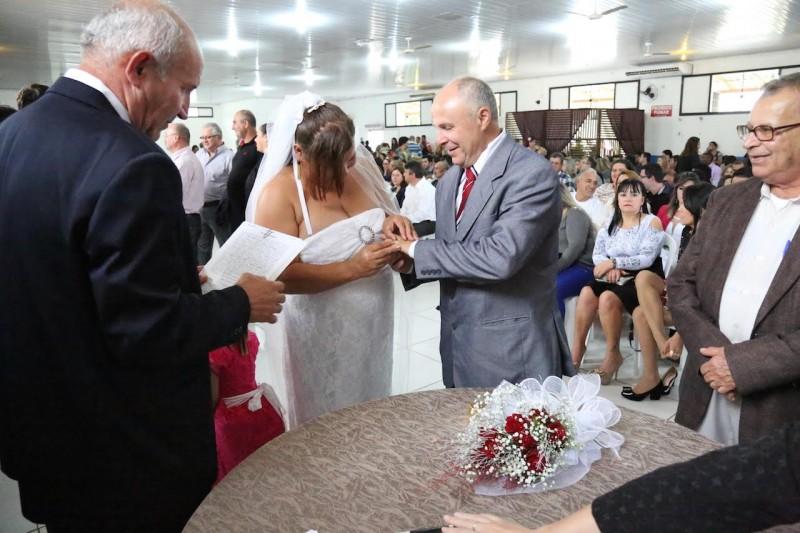 Casamento comunitário celebra o amor de 70 casais