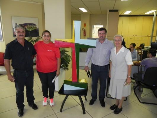 Réplica da Cruz da Jornada Mundial da Juventude passa pela prefeitura de Forquilhinha