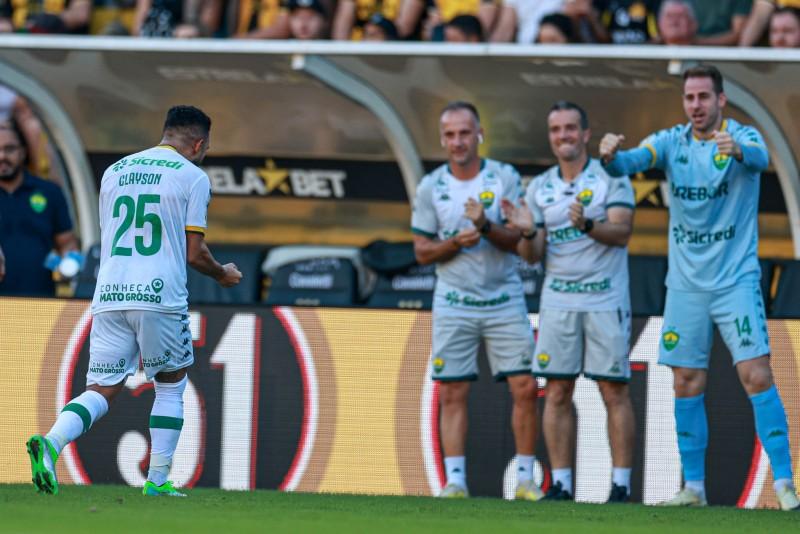 Após goleada, Petit comemora o fim da seca de vitória e gols no Brasileirão 