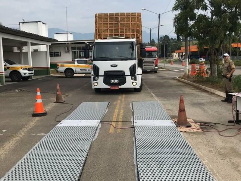 Fiscalização: PMRv flagra quatro caminhões com excesso de peso na Serra do Rio do Rastro
