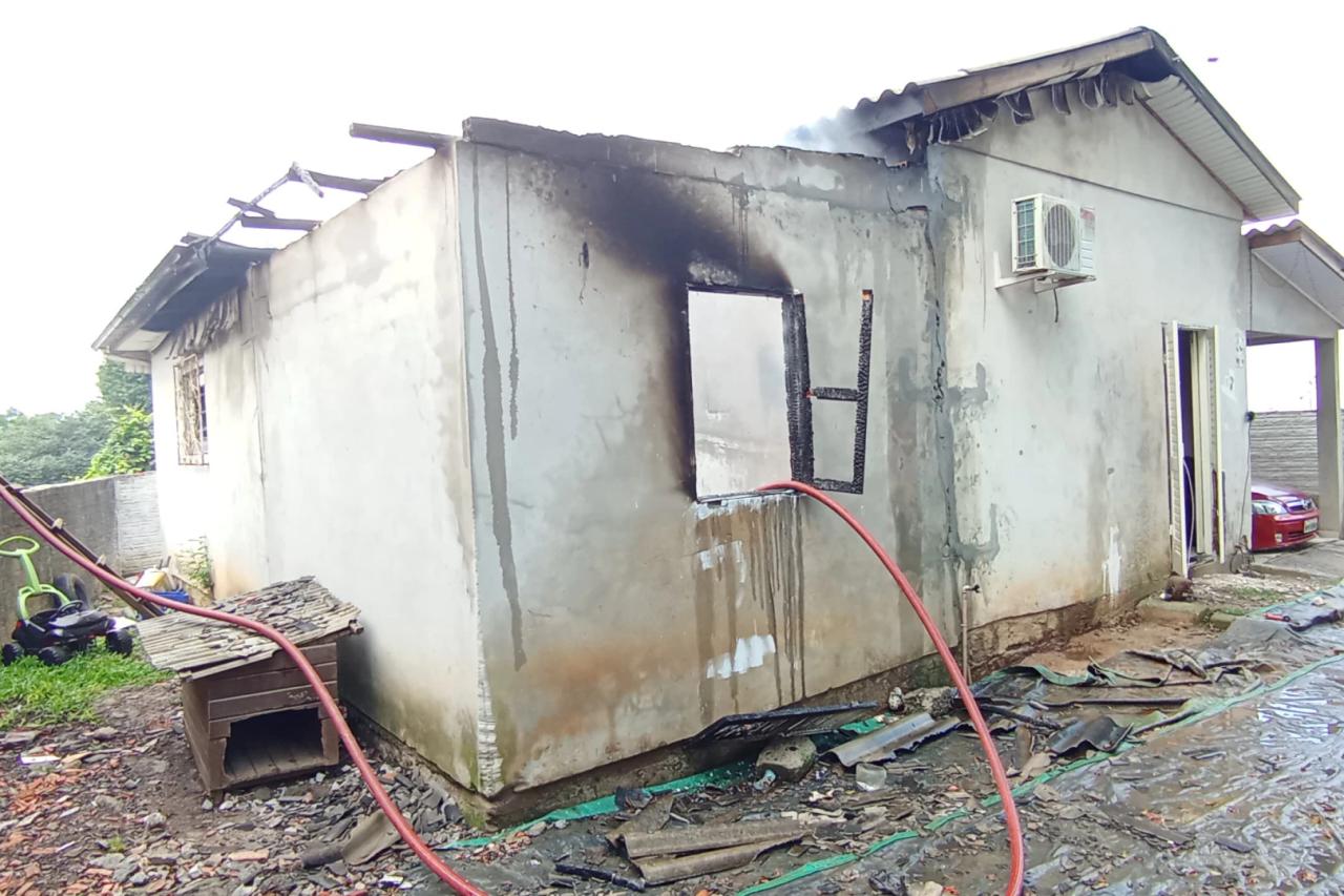 Casa de alvenaria é atingida por incêndio em Criciúma