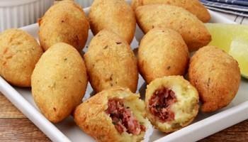Bolinho de arroz com carne seca e queijo